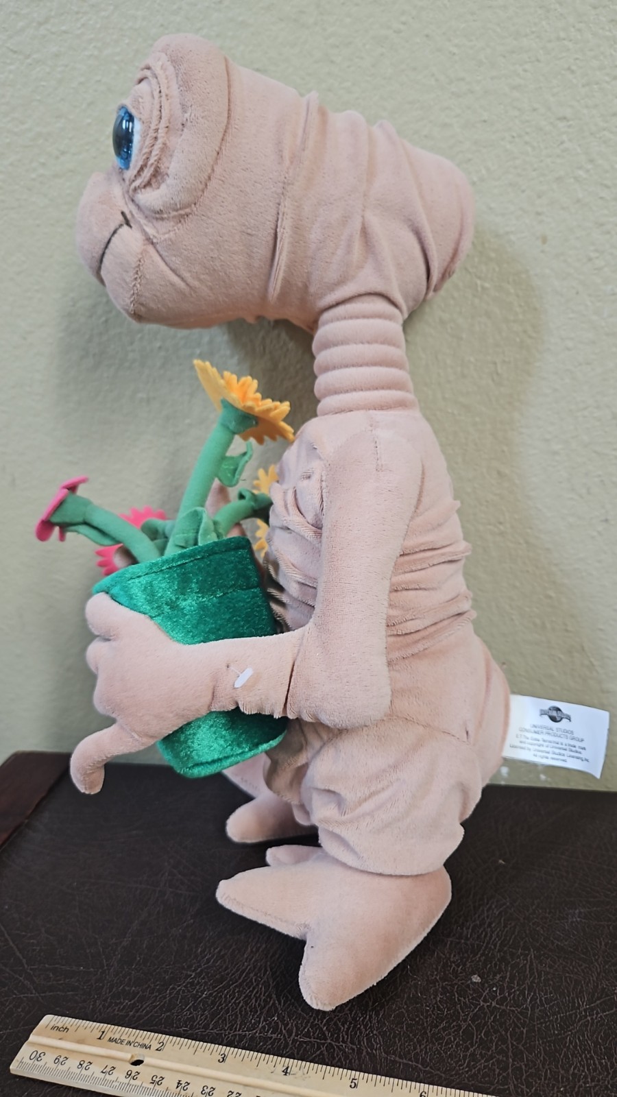 Universal Studios E.T. Extra-Terrestrial 14″ Plush Stuffed Doll Holding Flowers