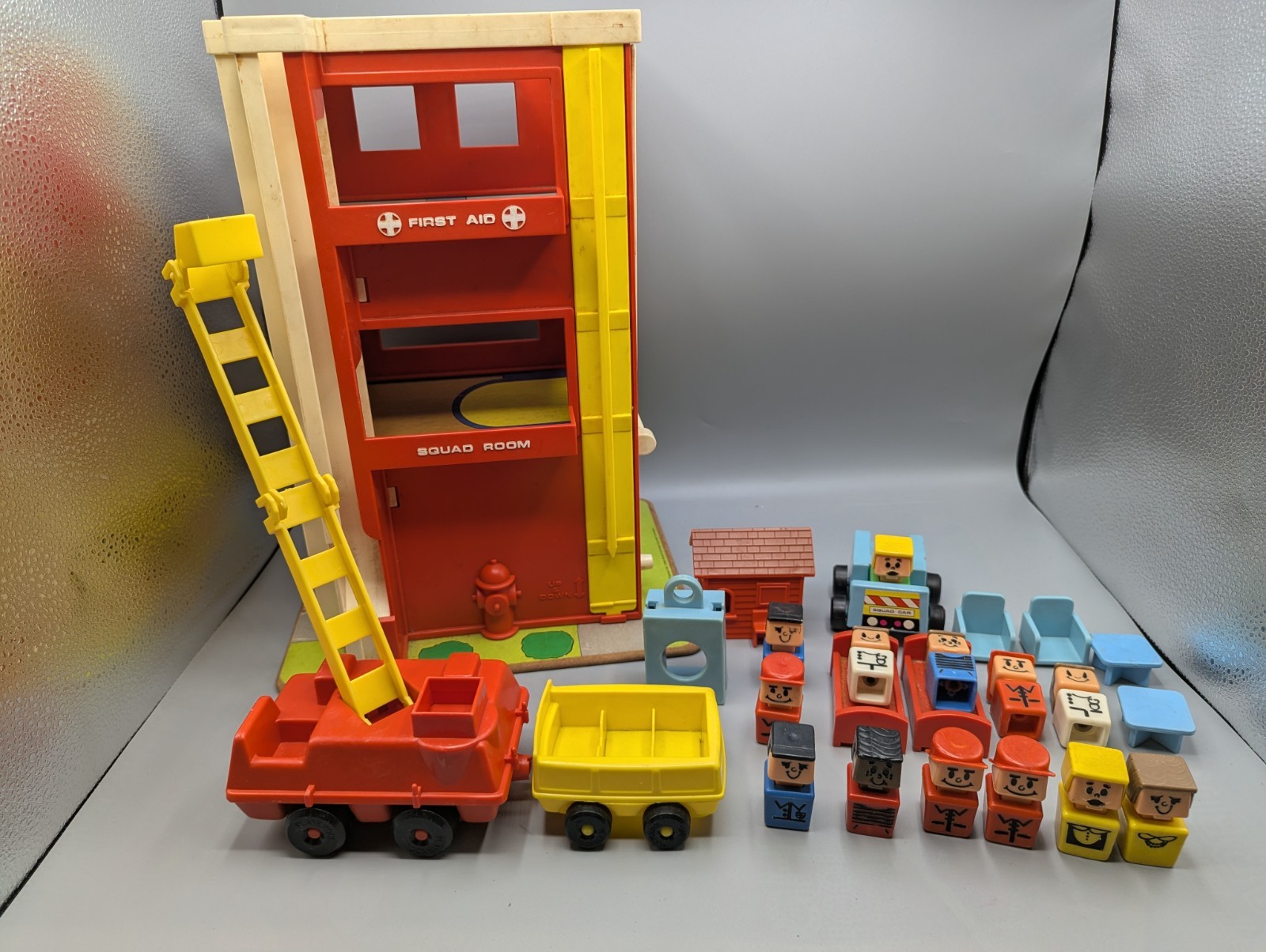 VINTAGE PLAYSKOOL FIRE HOUSE RESCUE CENTER #470 SET 1973 W/FIGURES & ACCESSORIES