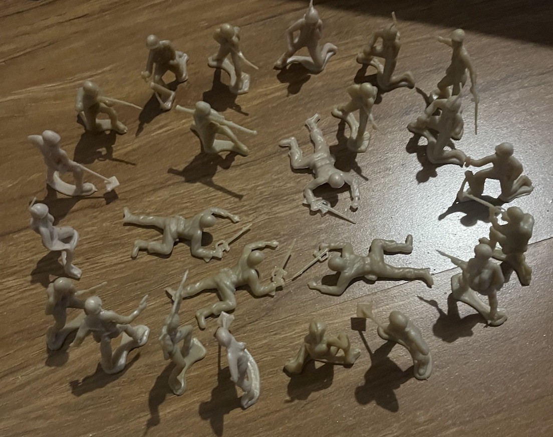 24 Plastic Play Army Men Figures Classic Beige