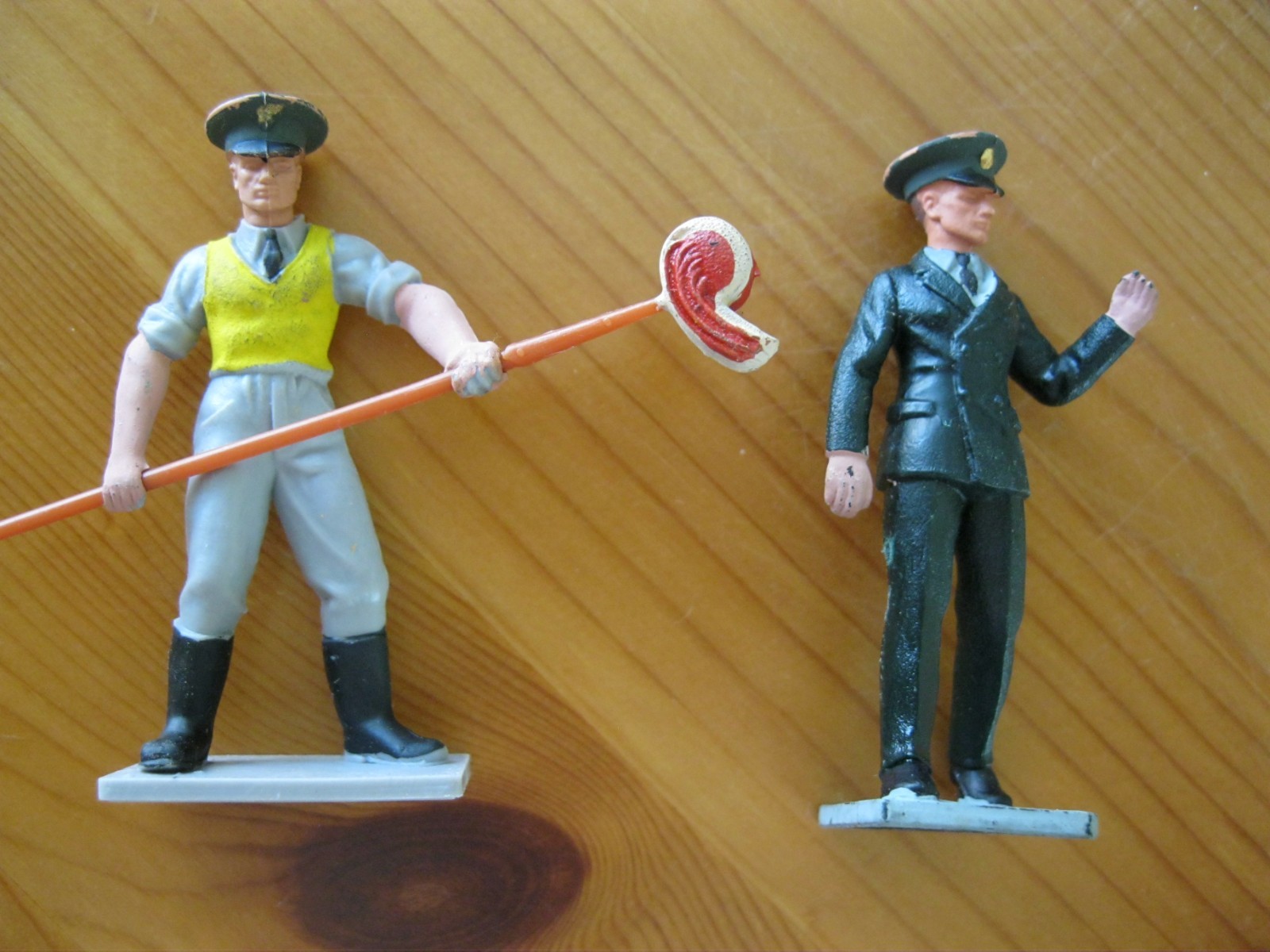 Vintage Britains Ltd 2 x Zoo Figures/Personnel. Preloved.