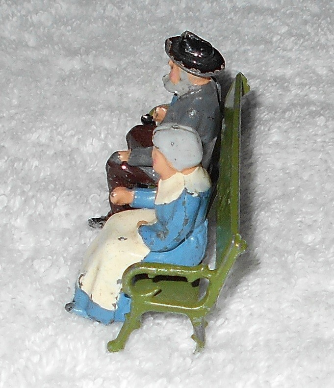 Britains Ltd – Vintage Old Man & Woman On Bench Lead Metal Figures Movable Arms