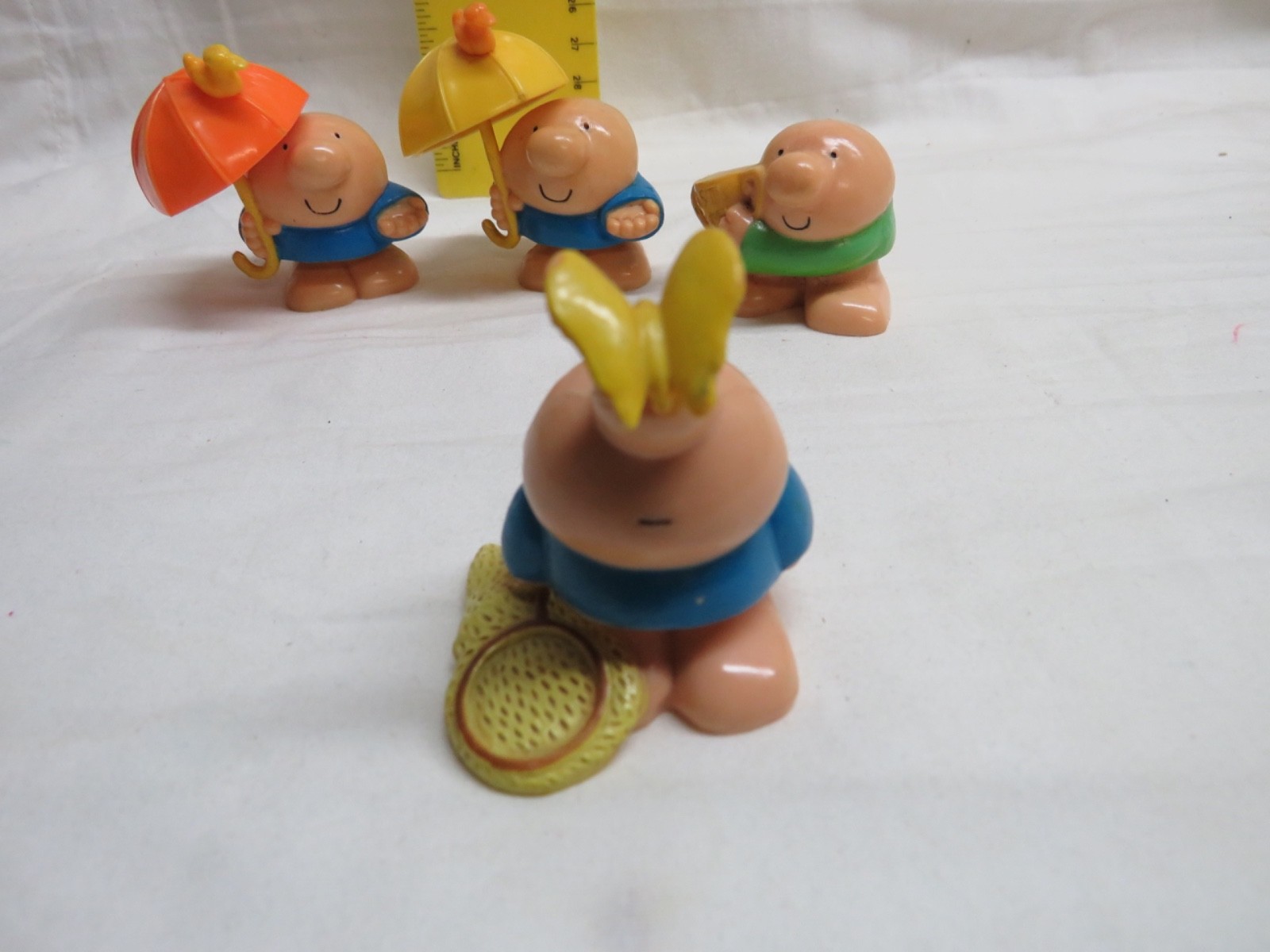 ZIGGY 4 KNICKERBOCKER PVC FIGURES, BUTTERY FLY, TROPHY, &2 UMBRELLA 1981