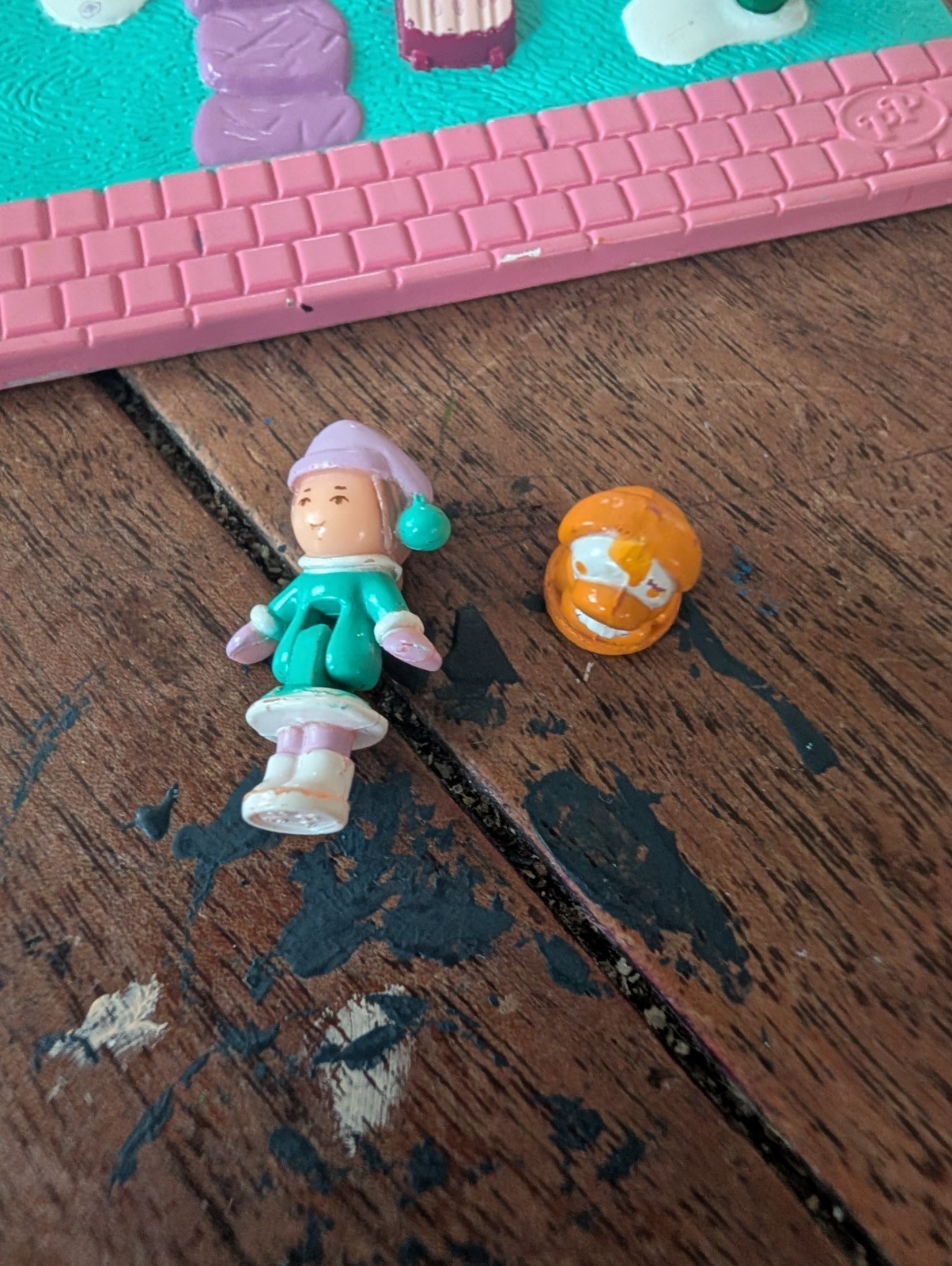 Vintage Polly Pocket Ski Lodge With 2 Figures