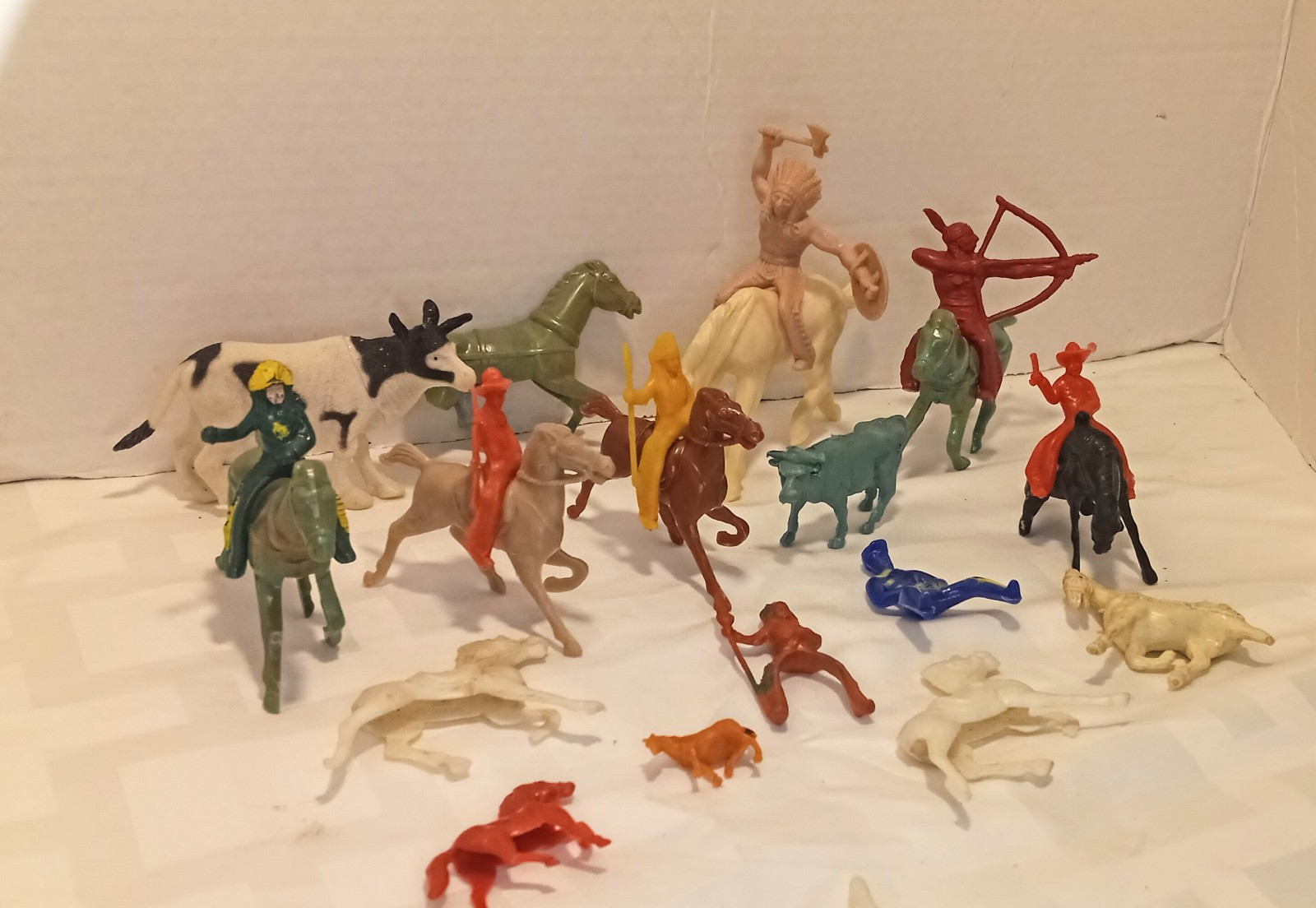 Vintage 22 Piece Cowboys & Indians Plastic Toy Soldiers