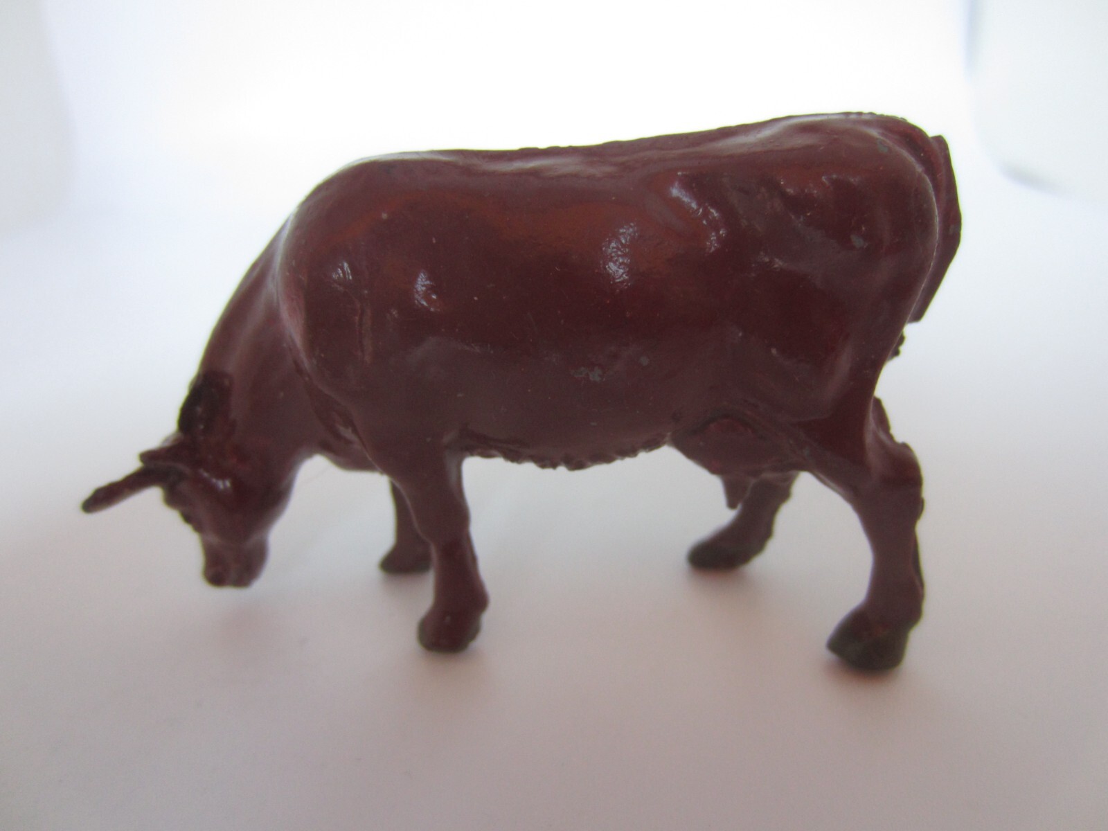 Vintage Lead Unbranded 2 3/4″ Long, 1 3/4″ Inches High Brown Bull – England