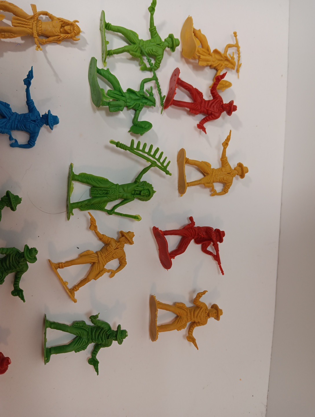 NEW Vintage Lot of 30 Cowboys And Indians Greenbrier International Co R/G/Y/B
