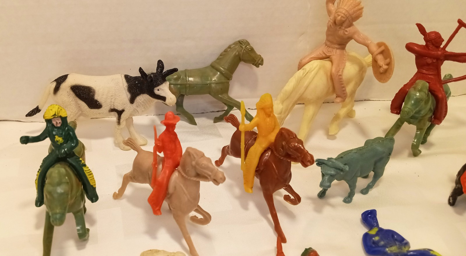Vintage 22 Piece Cowboys & Indians Plastic Toy Soldiers