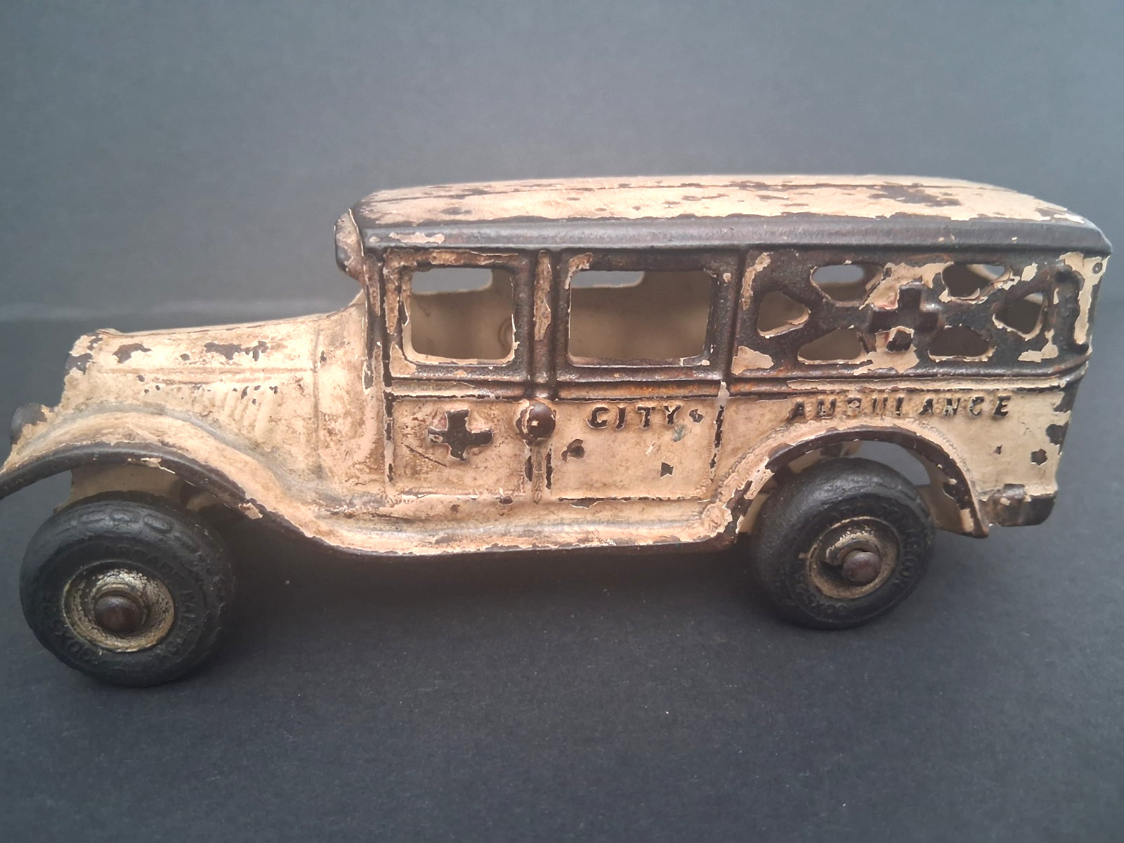 Antique ARCADE Cast Iron “CITY AMBULANCE” Toy Car w Rubber Tires c.1930