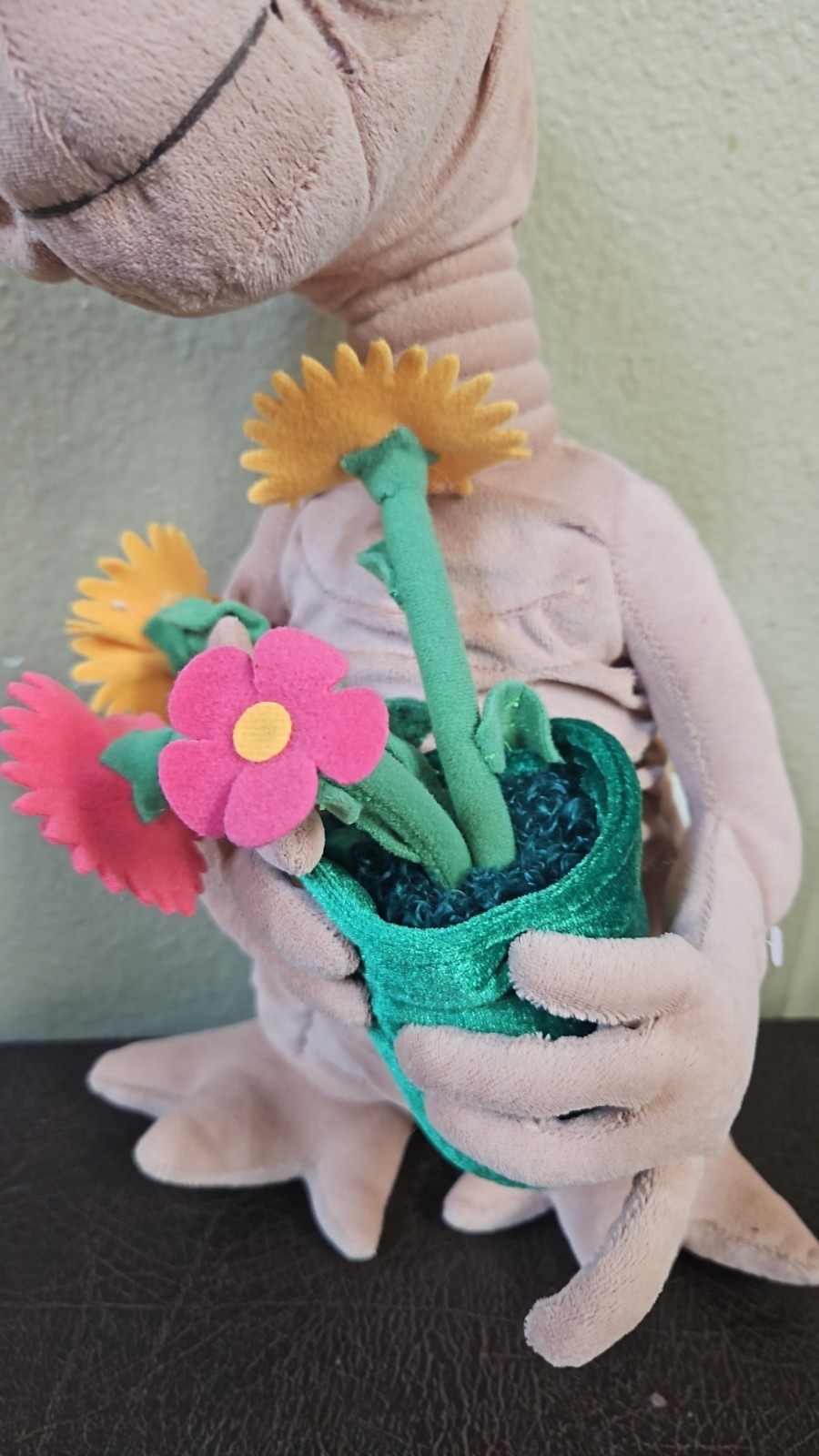 Universal Studios E.T. Extra-Terrestrial 14″ Plush Stuffed Doll Holding Flowers