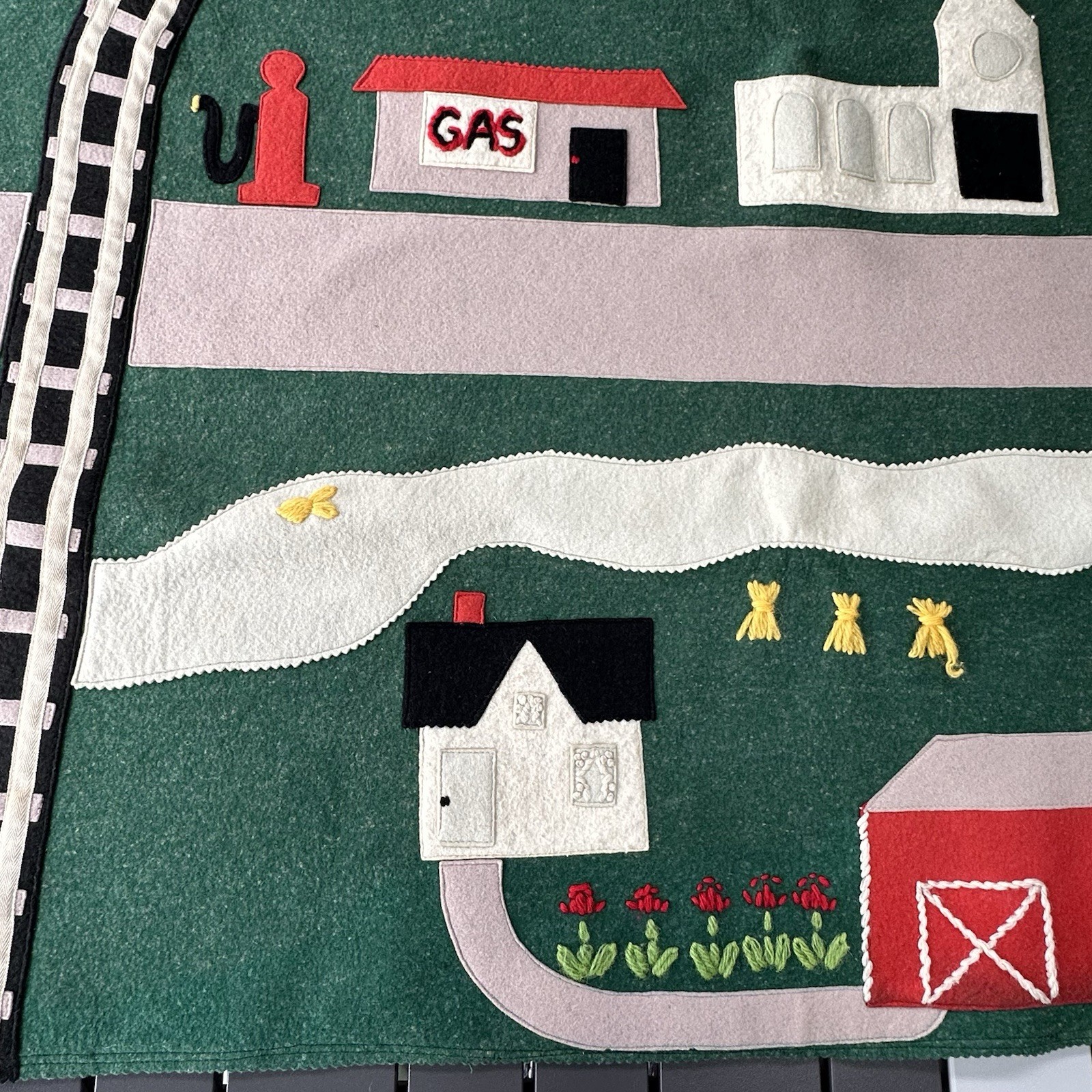 1951 Felt Play Rug Mat Ladies Home Journal Sewn Kit Green Road BarnAirport 51 in