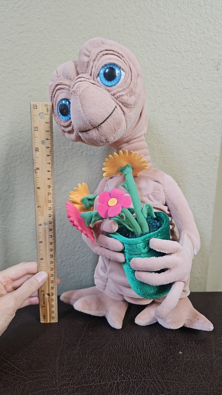 Universal Studios E.T. Extra-Terrestrial 14″ Plush Stuffed Doll Holding Flowers