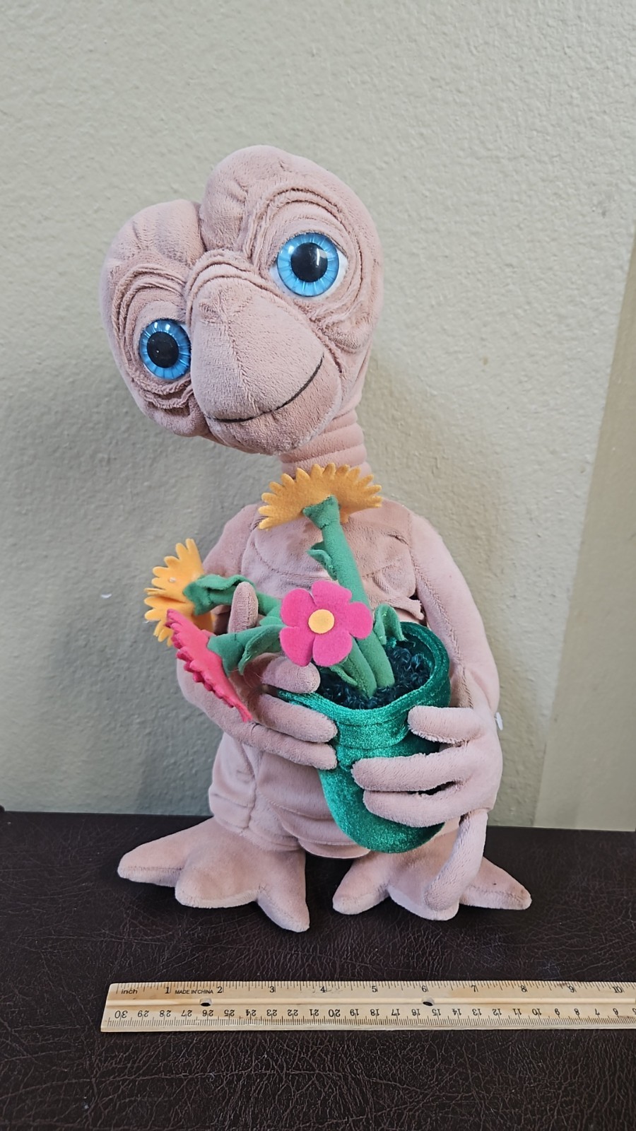 Universal Studios E.T. Extra-Terrestrial 14″ Plush Stuffed Doll Holding Flowers