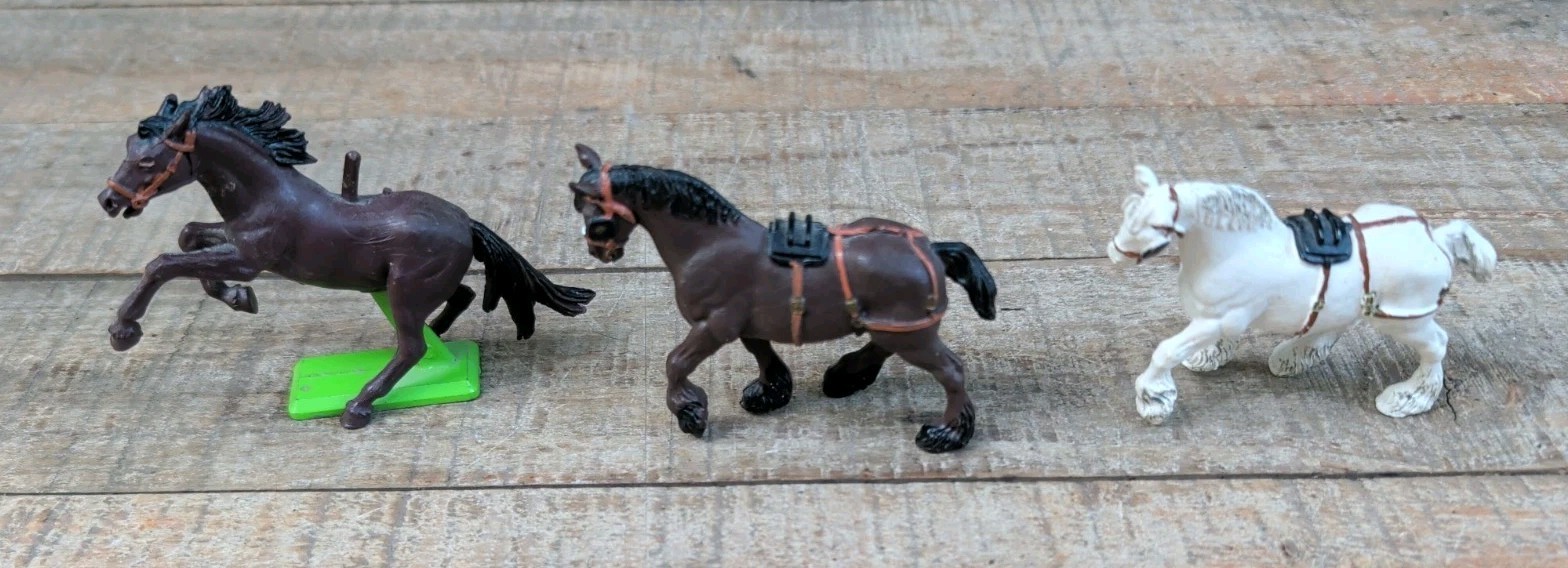 3 BRITAIN’S England 1970s Plastic Toy Horses …2 Clydesdale..3″