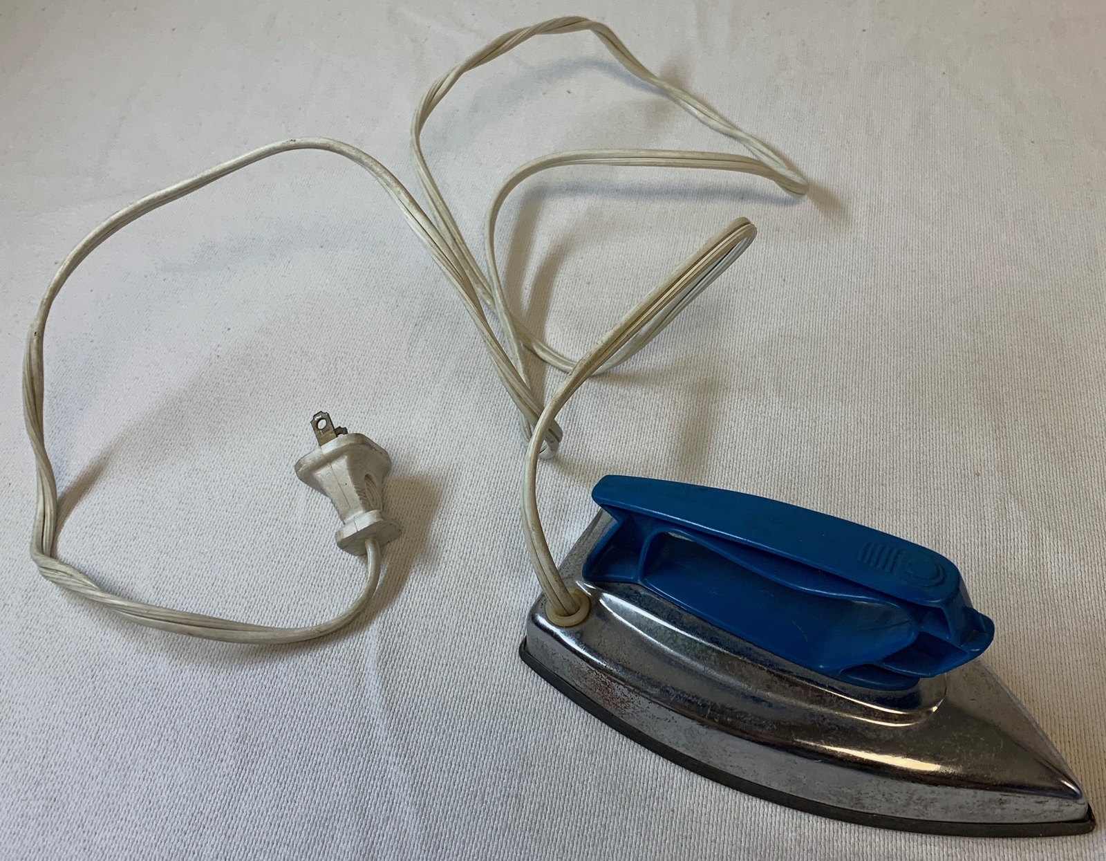 vintage Wolverine TOY ELECTRIC IRON ~ handle loose but still warms up