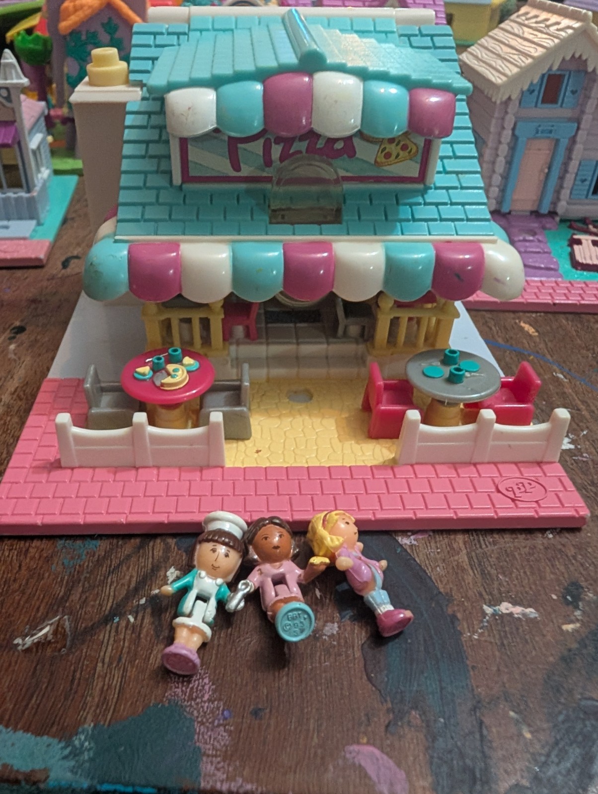 Polly Pocket Pizzeria Light-Up w/ 3 Figures