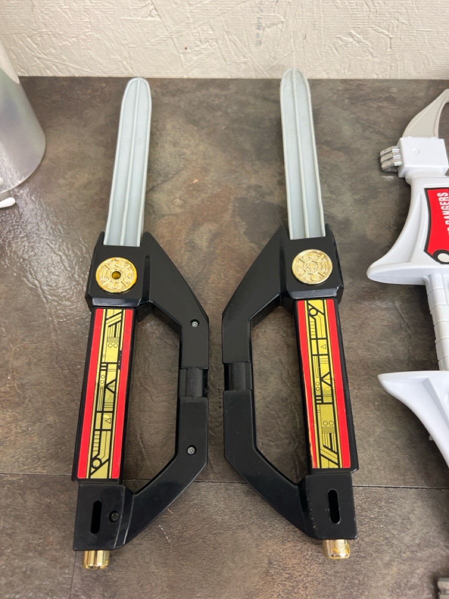 BANDAI 1995 POWER RANGERS WEAPONS LOT (WBP017740)