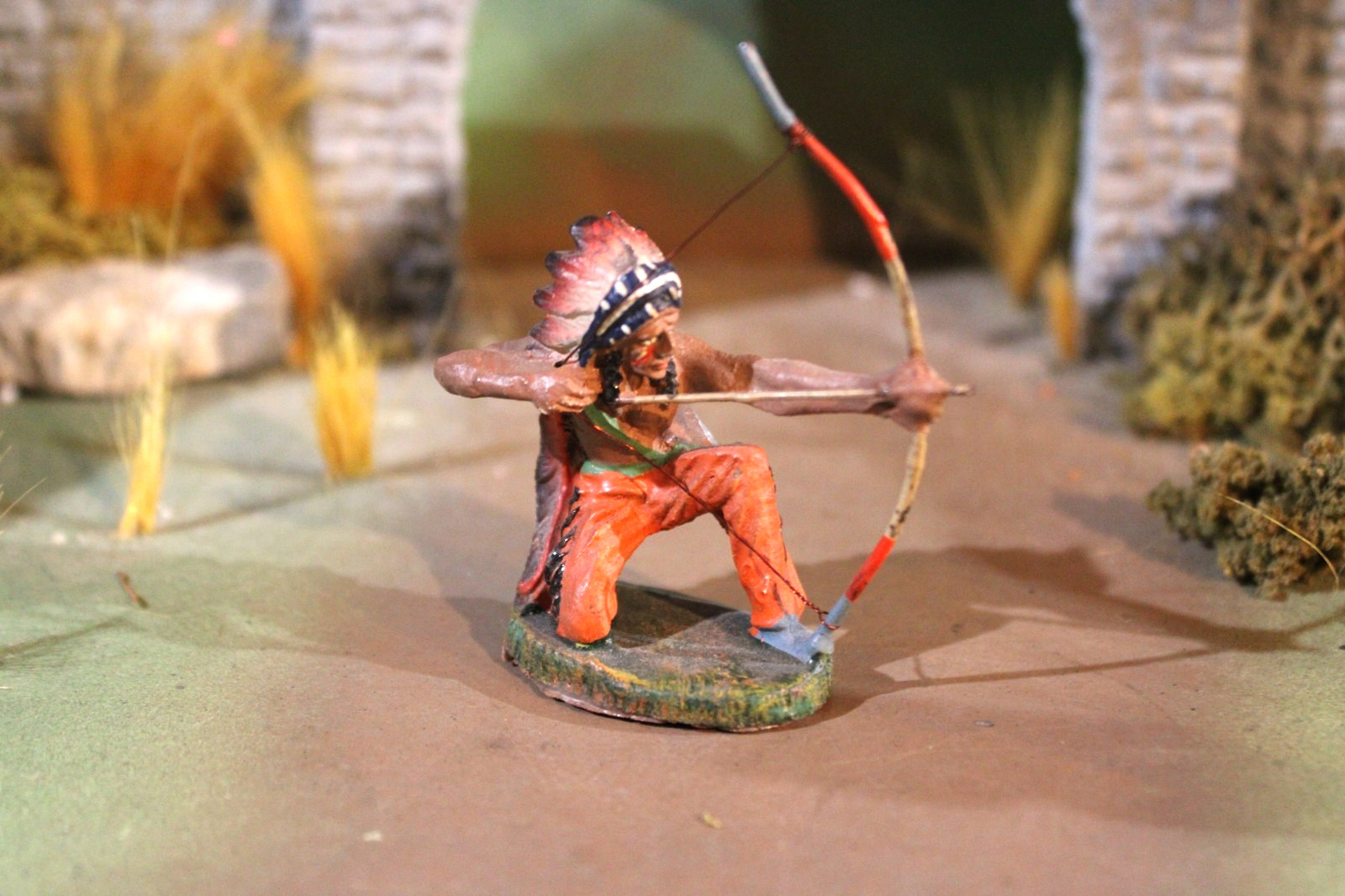 RARE Elastolin North American Indian Chief Figure Shooting bow & arrow-Germany
