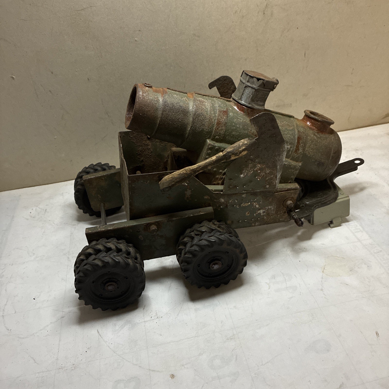 whats left of a 1958 Conestoga Big-Bang Charger-Loading Model 155mm Cannon Toy