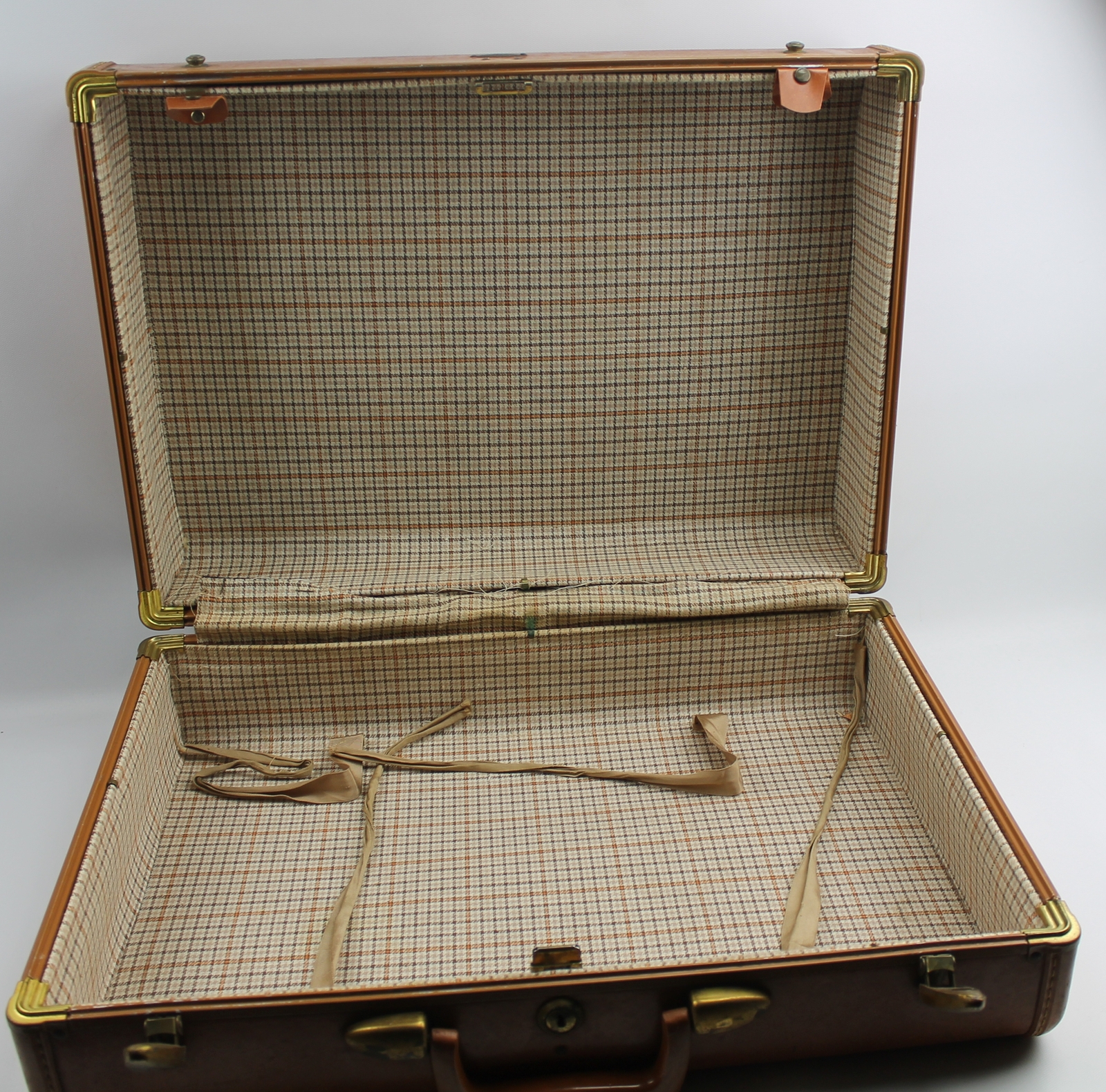 Vintage Samsonite Suit Case 21″ X 15″ X 9″ Nice Condition Display Piece