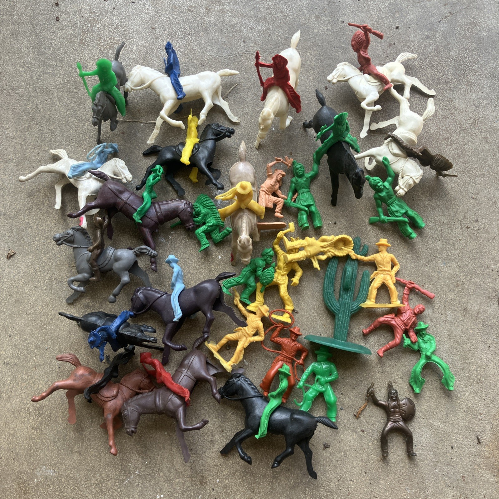 Vintage Cowboy And Indians Toy Soldiers With Horses Huge Lot D1