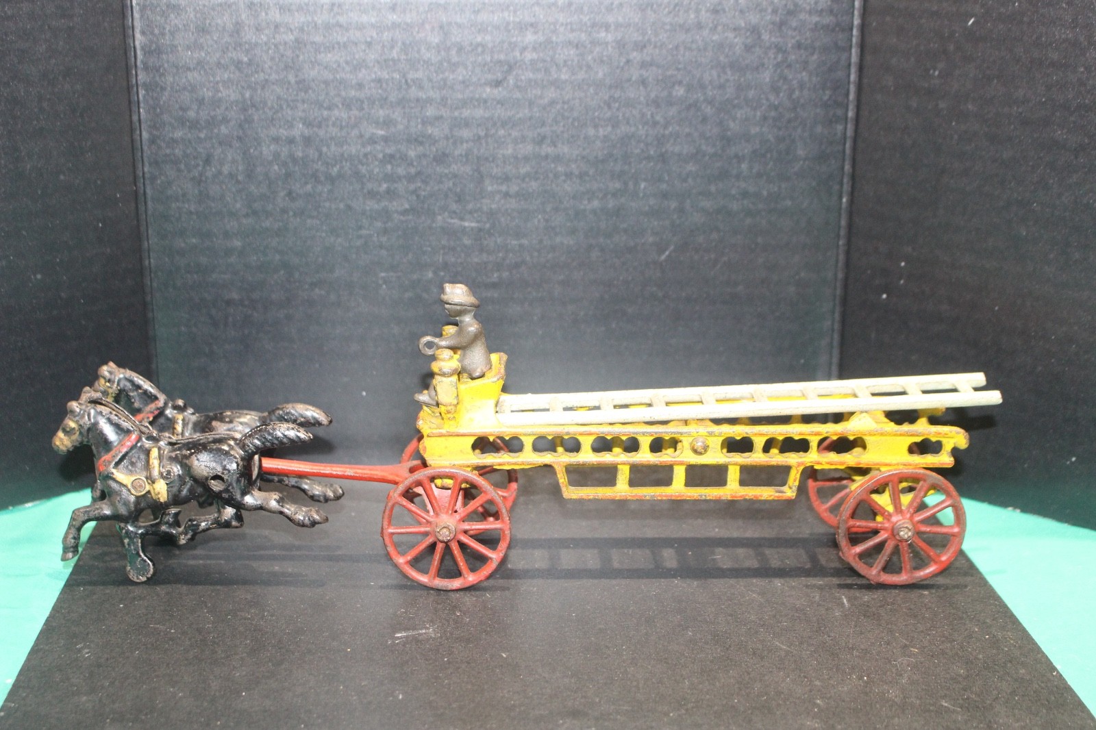 Hubley 1910s Cast Iron Two Horse Ladder Wagon 4 1/4 T X 13 1/4″ L Good conditio