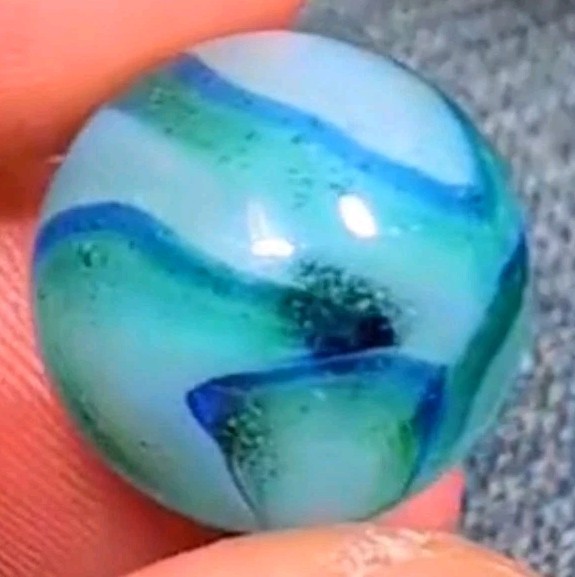 19/32″ Gorgeous Wicked Three Colour WV West Virginia Swirl Vintage Marbles MM