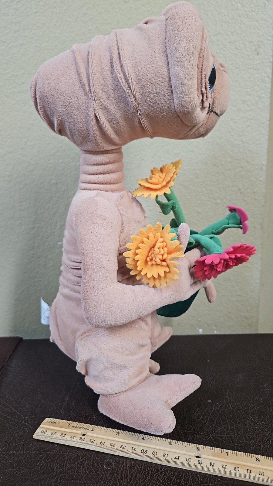 Universal Studios E.T. Extra-Terrestrial 14″ Plush Stuffed Doll Holding Flowers
