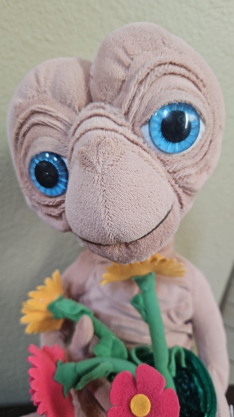 Universal Studios E.T. Extra-Terrestrial 14″ Plush Stuffed Doll Holding Flowers
