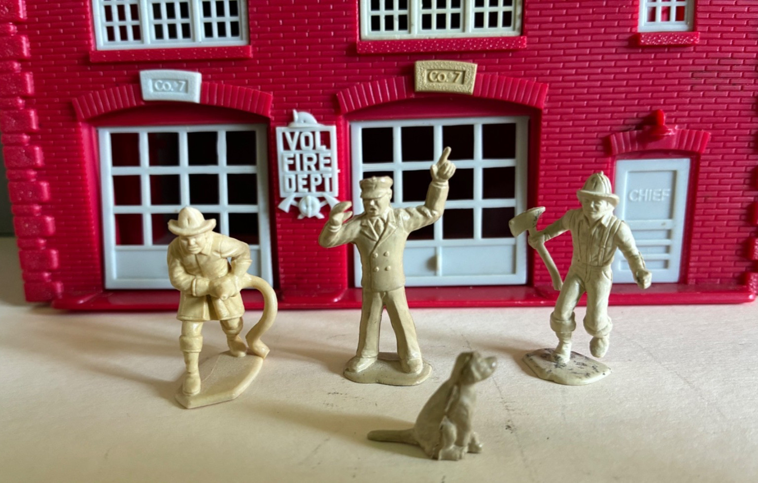 MARX MARXVILLE FIRE STATION w/ FIREMEN!!! Vintage!! Good Condition!