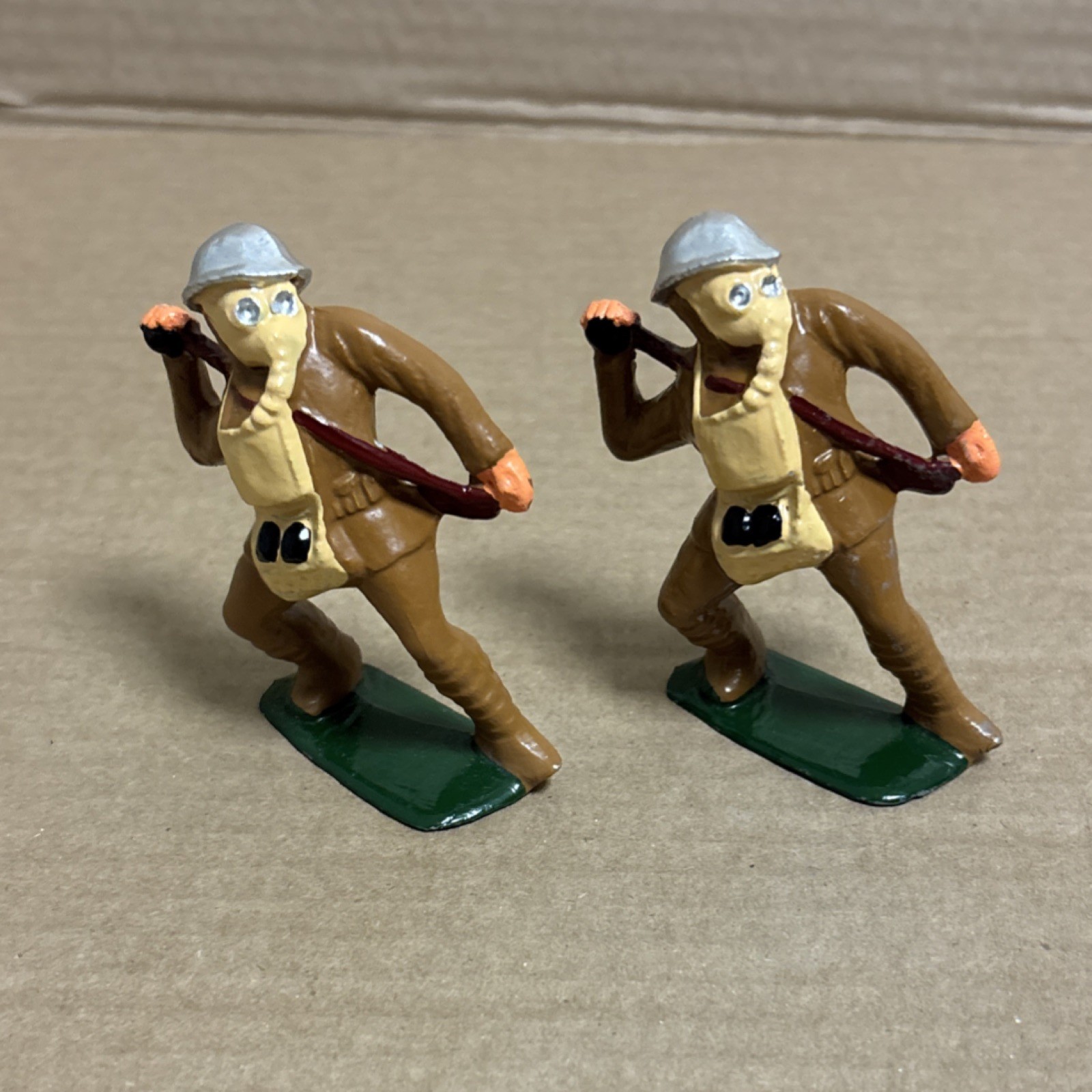 RARE VINTAGE BARCLAY MANOIL Lead Soldier w/ Gas Mask Throwing Gas Can – Lot of 2