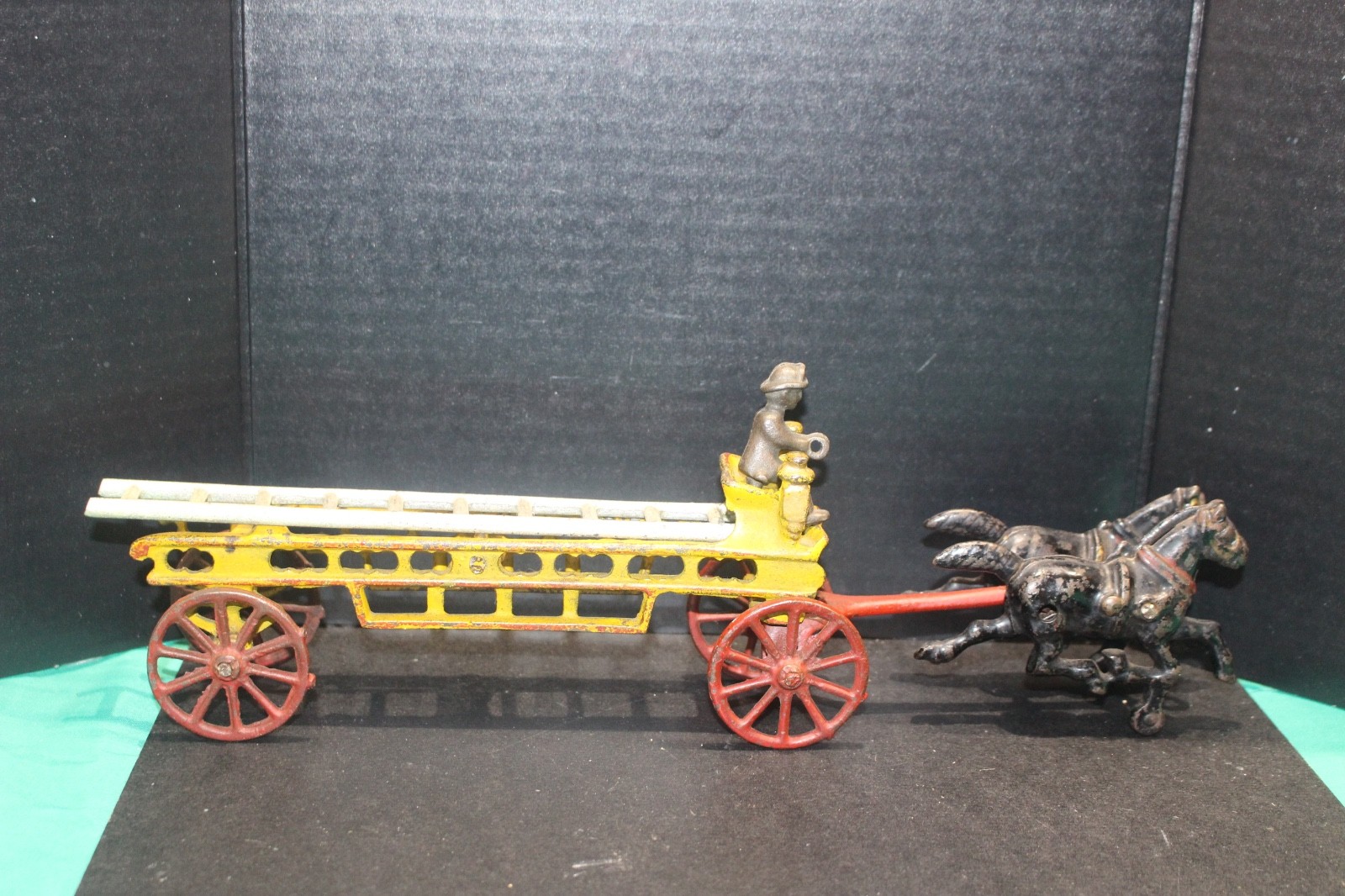 Hubley 1910s Cast Iron Two Horse Ladder Wagon 4 1/4 T X 13 1/4″ L Good conditio