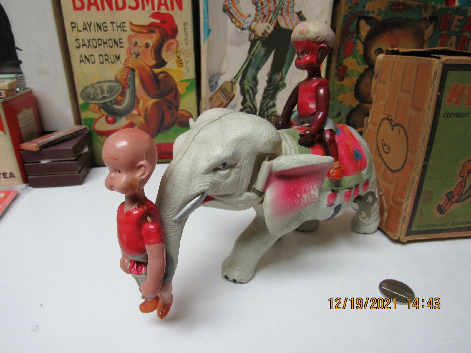 HENRY ON ELEPHANT IN BOX WINDUP TOY WITH MAHOUT CELLULOID EXC WORKS 20s-30s RARE