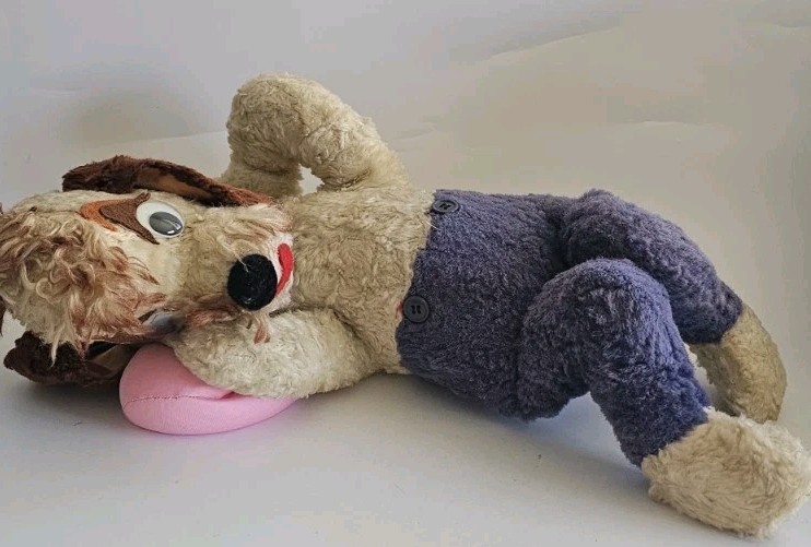 VINTAGE DOG PLUSH RARE RELAXING Laying PUPPY TOY GOOGLY EYES 16″ Large Goofy