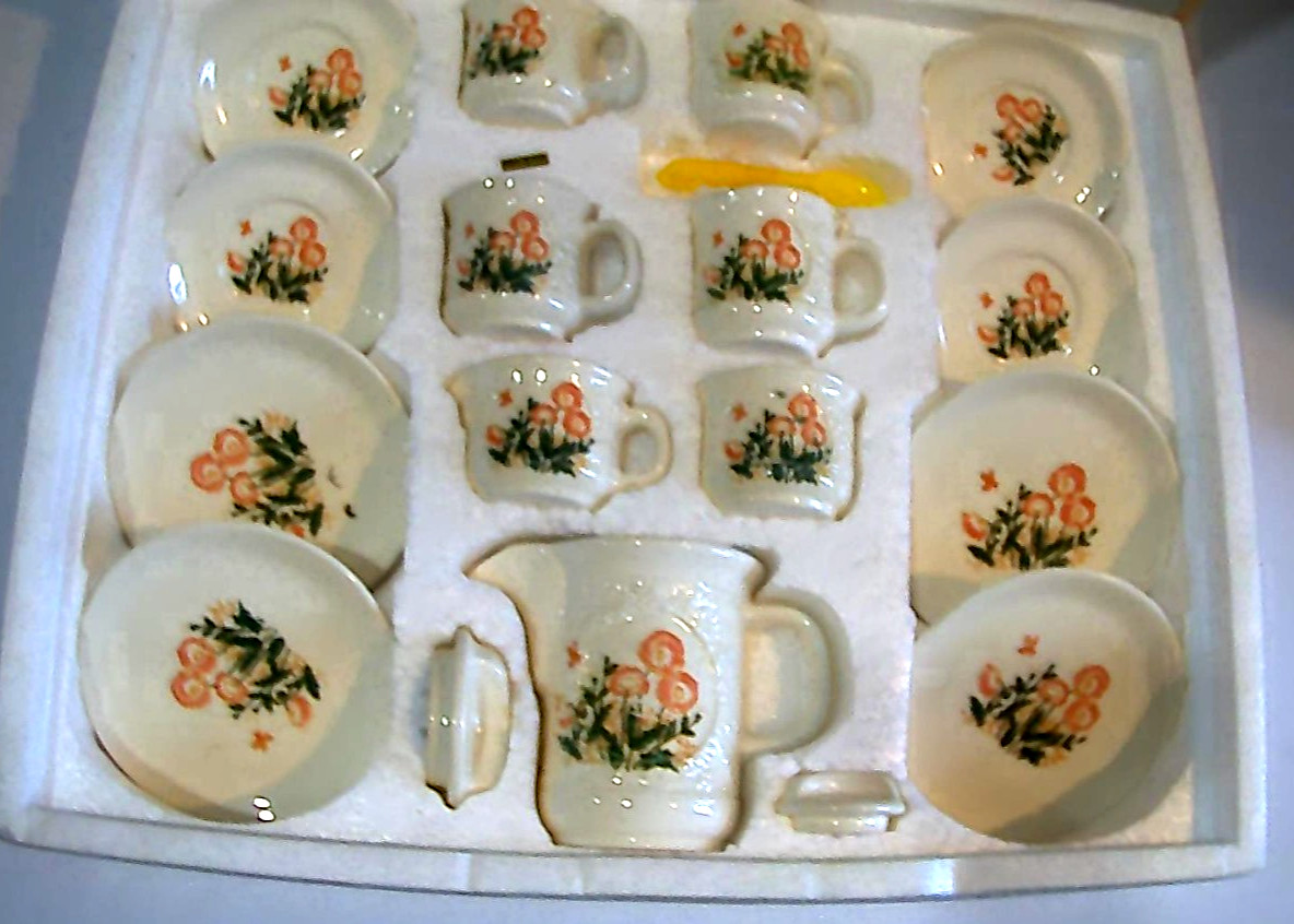 VTG 21 PC CHINA TOY TEA SET FLOWER & BUTTERFLIES MADE IN TAIWAN ORIGINAL BOX