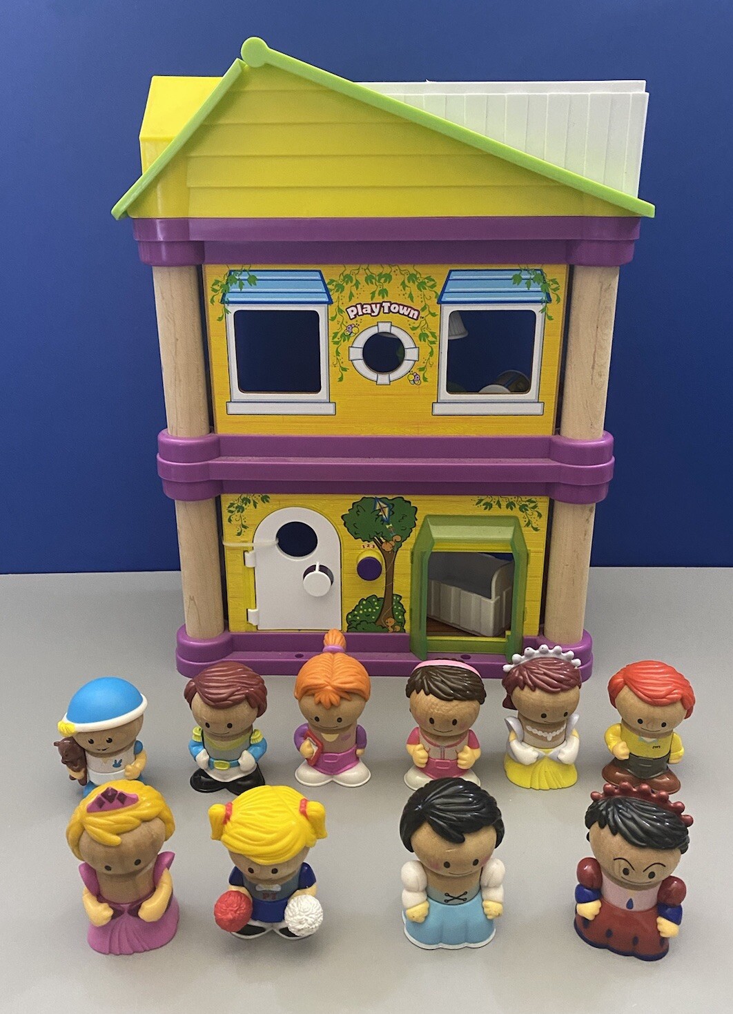 Play Town House and People Play Set Wood Plastic 18 Piece – 2007