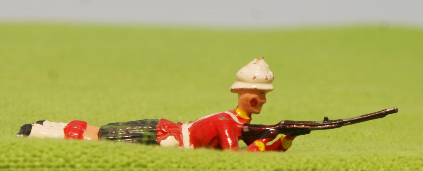 BRITAINS – LEAD – ARGYLL & SUTHERLAND HIGHLANDER SOLDIER – VINTAGE FIGURE🔥#138