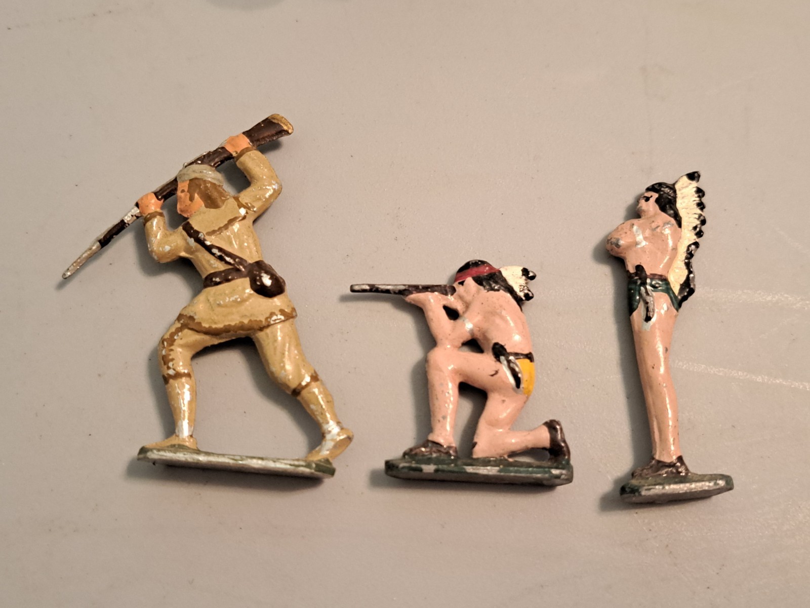 VINTAGE PAINTED LEAD FIGURINES INDIAN NATIVE AMERICANS FRONTIER MAN