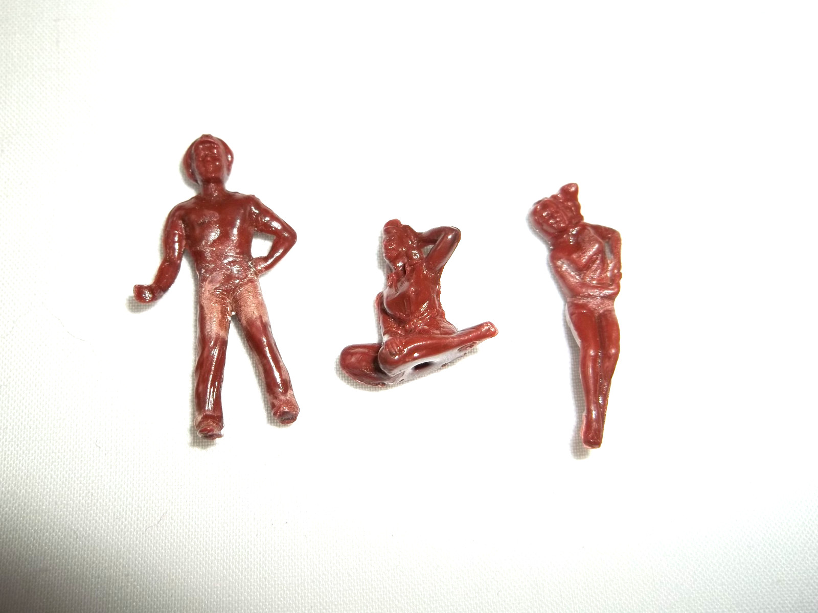 3 VTG plastic figurines Marx plasticville toys? 2 bathing beauty 1″ Man Brown