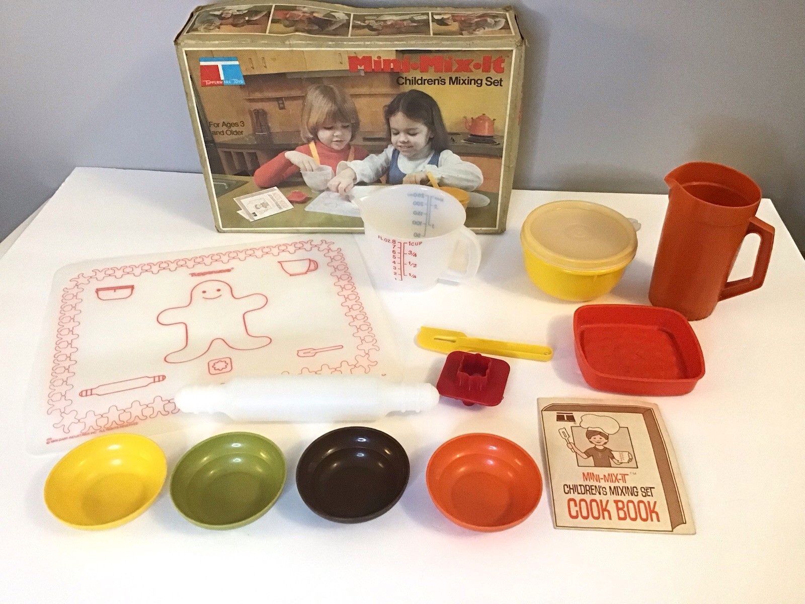 Vintage 1979 Tupperware Toys Mini Mix It Childrens Mixing Set with Box & Extras
