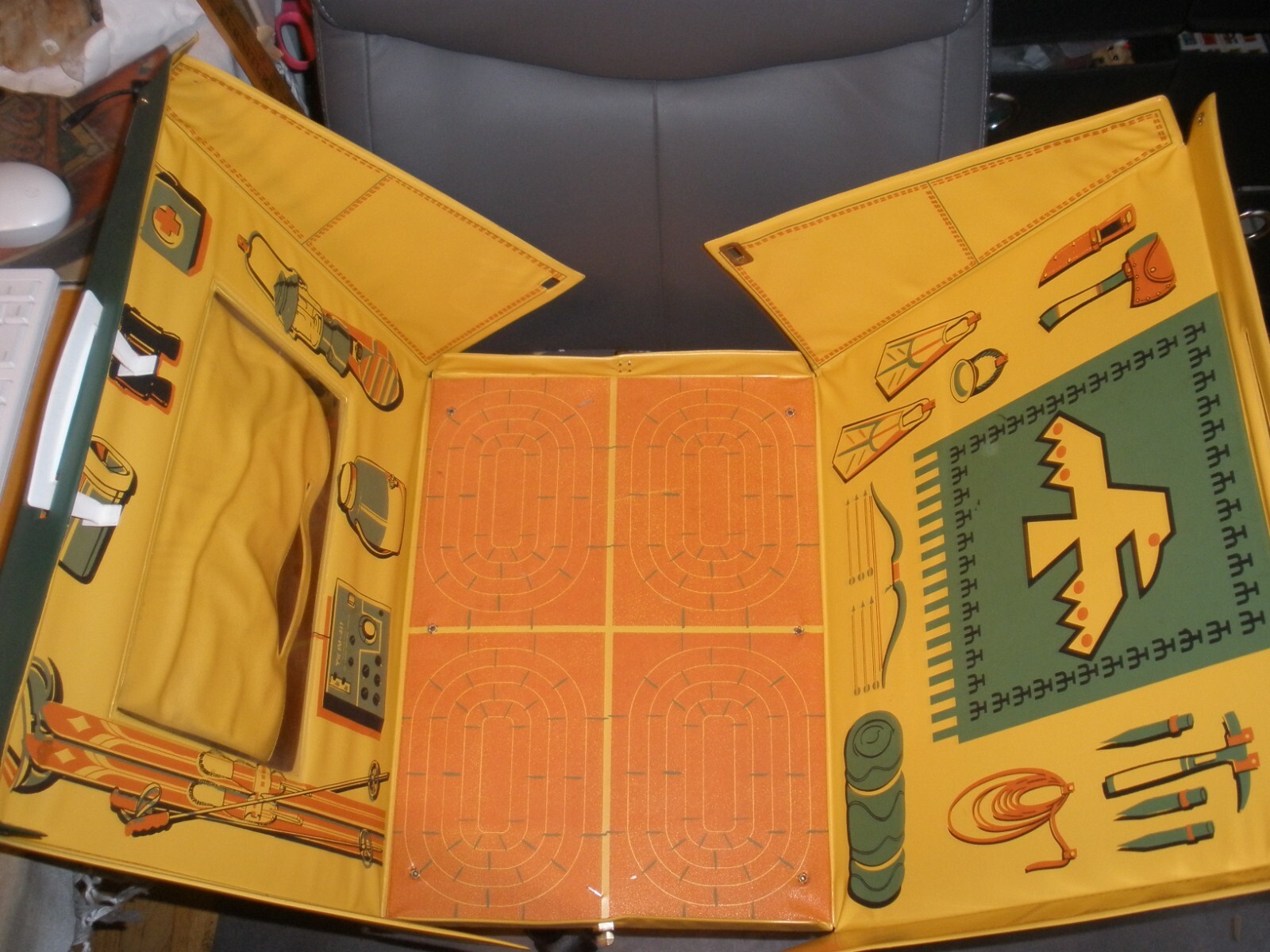 VINTAGE TOY 1972 MULTIPLE TOYMAKERS MINER IND TODAY’S MAN PLASTIC FOLD OUT CASE