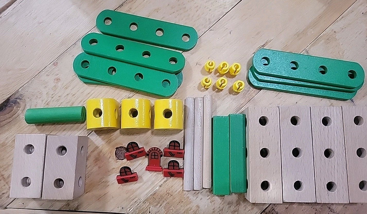 32 Piece Vintage Brio Mec Wood and Plastic Vintage Set, Red Windows & Door