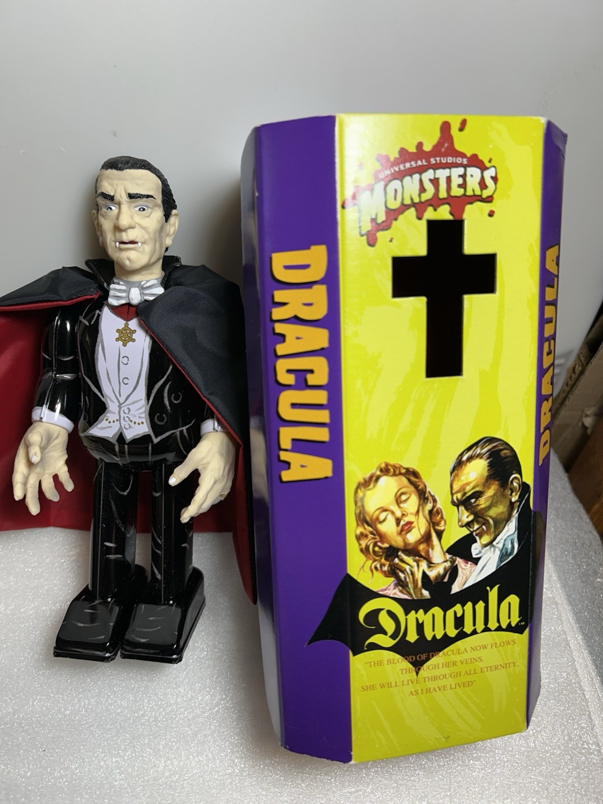 UNIVERSAL STUDIOS TIN WIND-UP MECHANICAL TOY MONSTER. DRACULA. 1 OF 5. 1991