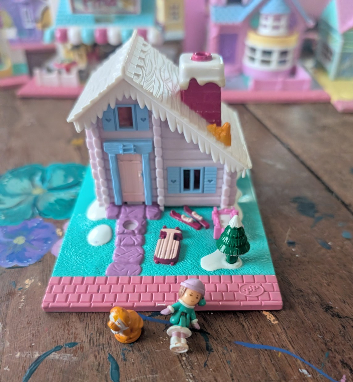 Vintage Polly Pocket Ski Lodge With 2 Figures