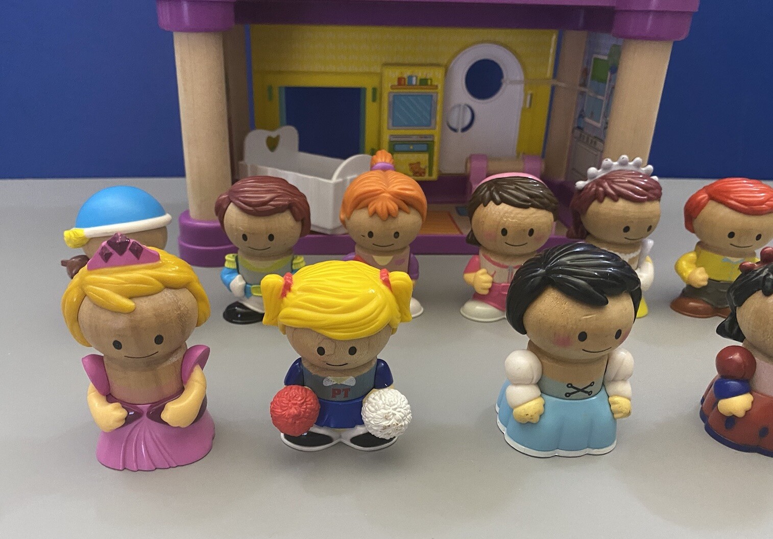 Play Town House and People Play Set Wood Plastic 18 Piece – 2007