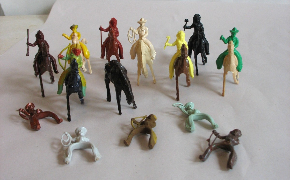 Vintage Lot of 22 pieces Cowboy & Indians & Horses Lido USA Western Toys