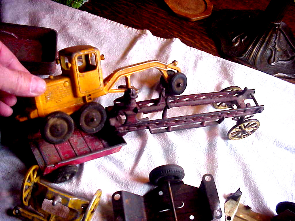 VINTAGE LOT 18 TIN/CAST IRON TOYS GRADER TRUCKS TOOTSE FARM OTHER PARTS PIECES