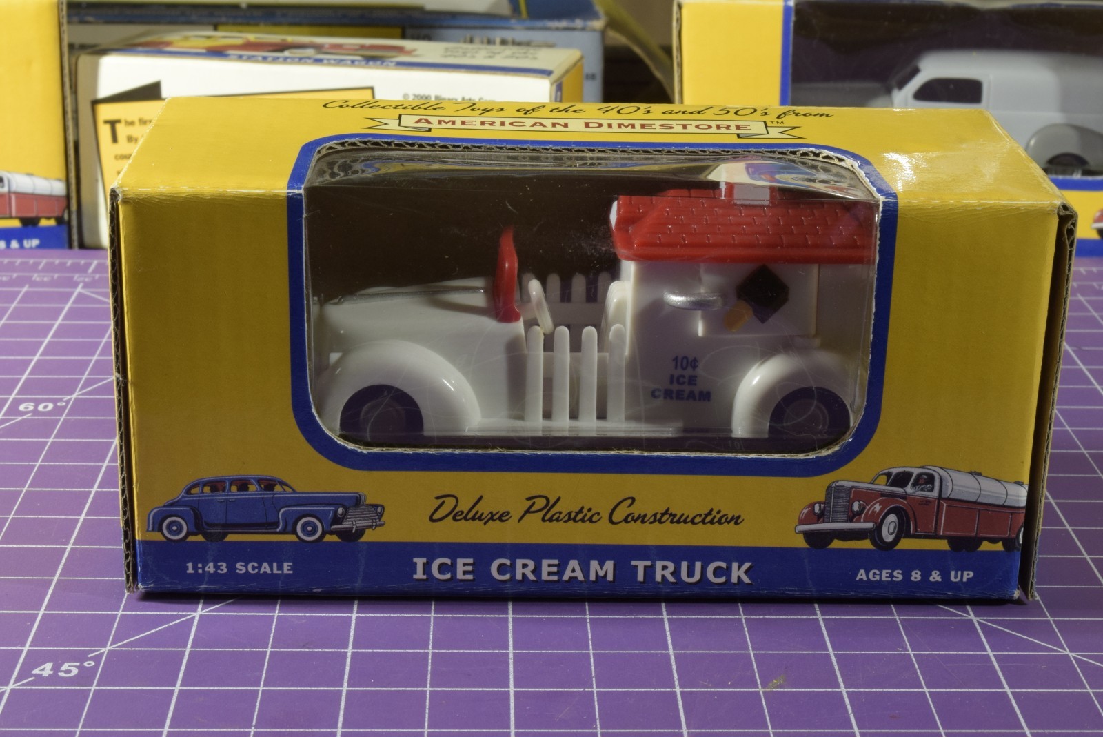 NIB 1:43 Scale American Dimestore Ice Cream Truck white red AMD