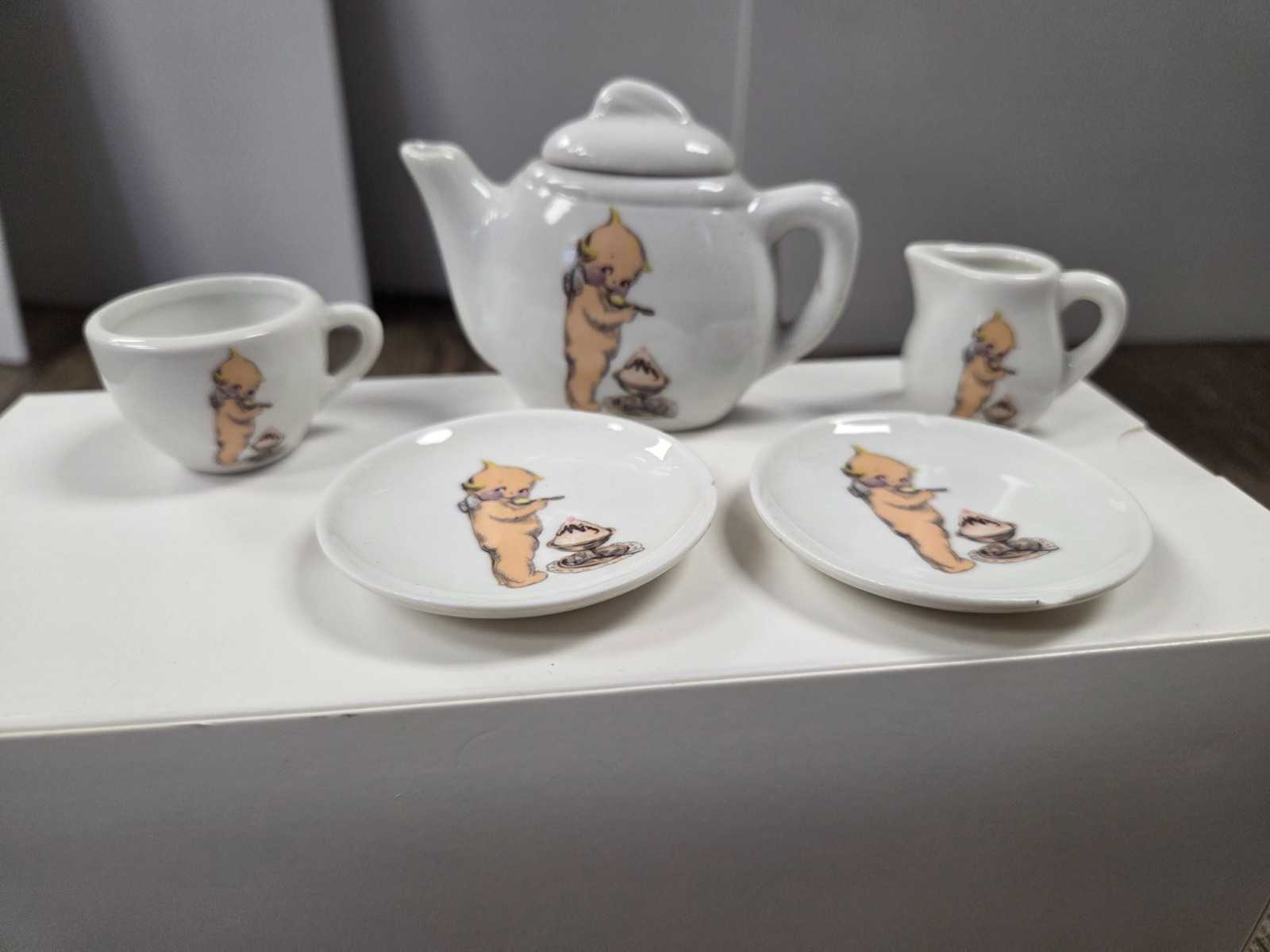 Kewpie Doll 1987 B Shackman Vintage Mid-century Mini Toy China Tea Set