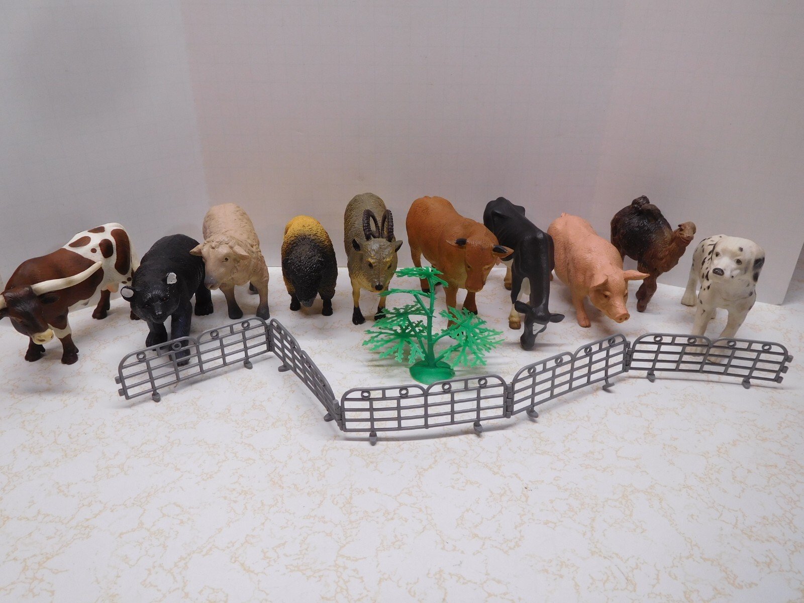 17 Piece Plastic ~ 10 Domestic Animals with Fencing, Corn & Plant