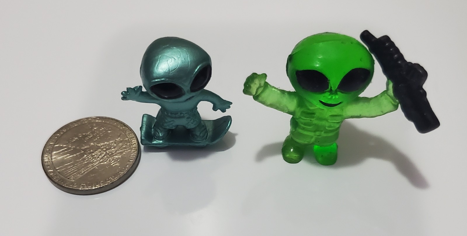 Miniature Rubber Alien Figurine Vending Machine Toy Premium Prize Green w/Gun